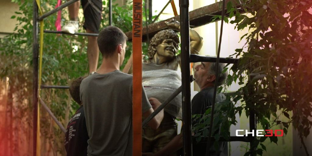 Instalación en altura de la escultura de Maradona impresa en 3D