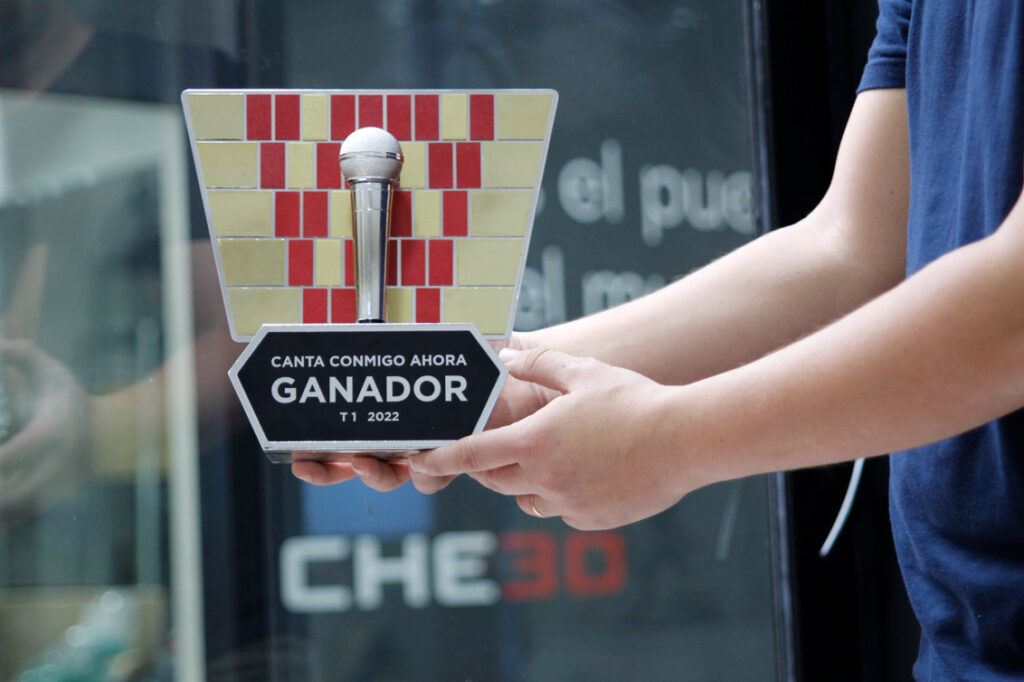 Entrega del trofeo personalizado de Canta Conmigo Ahora