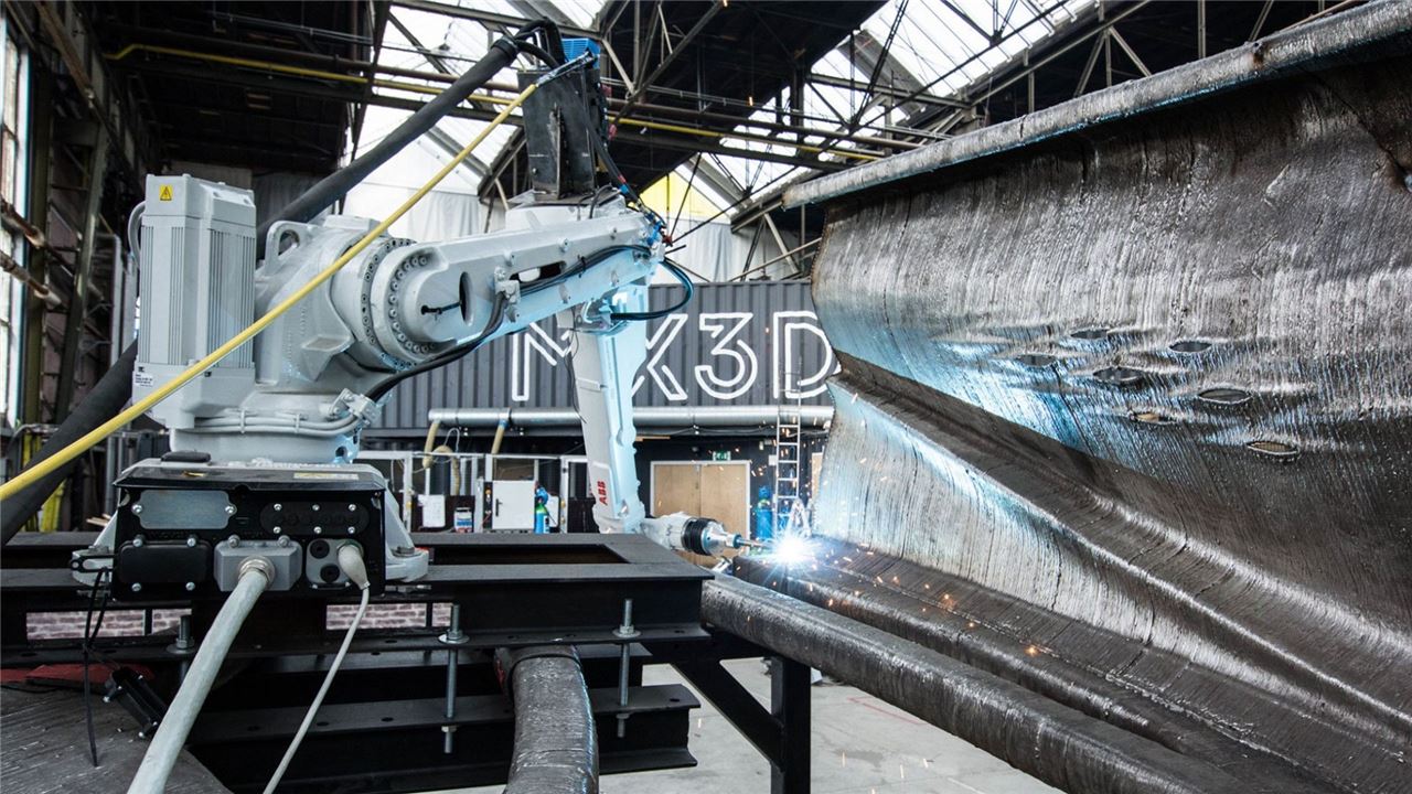 Puente de acero impreso en 3D sobre un canal de Ámsterdam