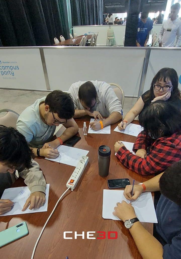 Equipos trabajando en proyectos de impresión 3D con impacto social