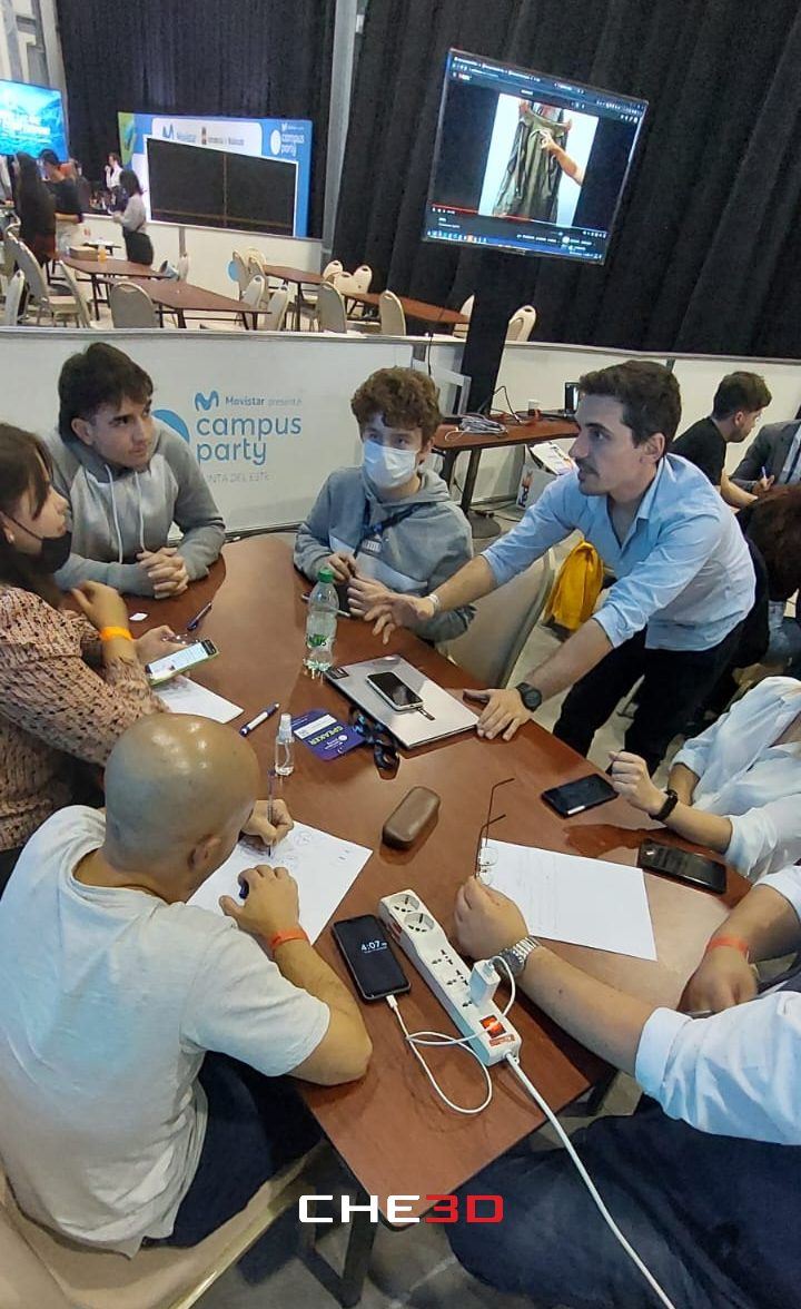 Participantes del workshop de impresión 3D con impacto social
